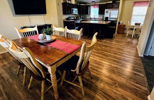 Enoch House | ★Entire House♥Pickle-ball★BBQ★WiFi/Arcade/Games★Basketball★Volleyball★Fire Pit