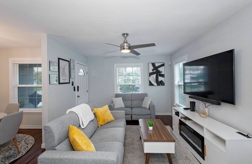 Central City House | Entire house +Pool+Hot Tube +1 car garage + EV Charger level 2-Tesla+ BBQ Grill