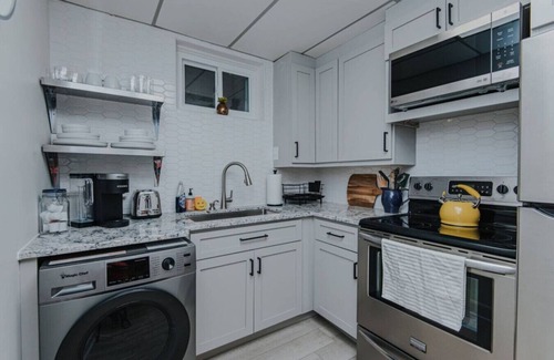 Old Irving Park House | Entire House Sleeps 16 Close to Downtown