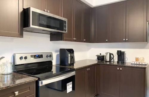 Whitby House | Entire House with 3 Bed 2.5 bath lots of Parking