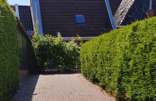 Holwerd House | Entire house with a big kitchen and 2 bedrooms "Blomsteech"