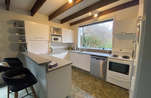 Albert Town House | Entire house with tranquil garden, cosy and private, by the river