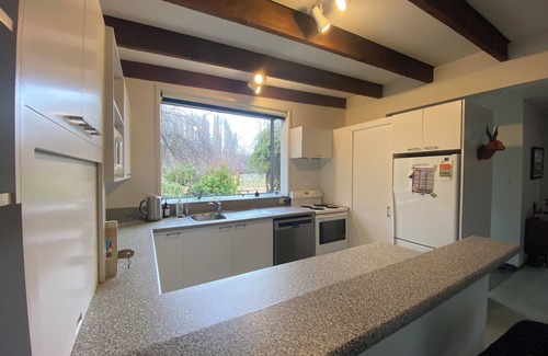 Albert Town House | Entire house with tranquil garden, cosy and private, by the river