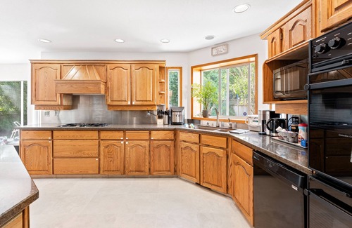 Fleetwood House | Entire House with Stylish Touches & Comfort. Family- Friendly