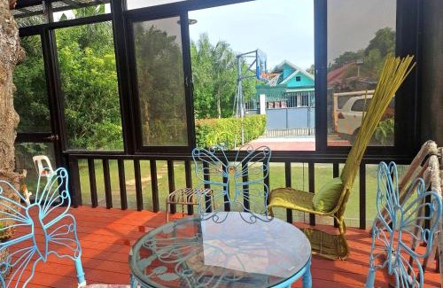 Balanga House | Entire Loft House Patio & Garden, Belle's Homestay