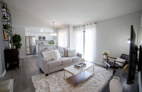 Paramount Condo | Entire Los Angeles 2BR/2BA apartment - @SoCalSuite