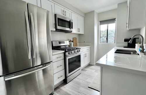 Paramount Condo | Entire Los Angeles 2BR/2BA apartment - @SoCalSuite
