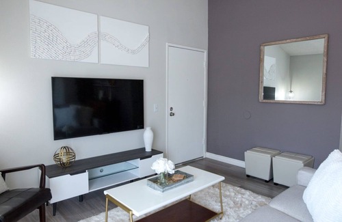 Paramount Condo | Entire Los Angeles 2BR/2BA apartment - @SoCalSuite