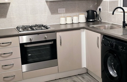 Wigan House | Entire luxurious 3 bedroom house in Wigan,Greater Manchester with free parking.