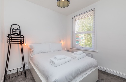 Haywards Heath Apartment | Entire luxury apartment in the middle of town with private parking!