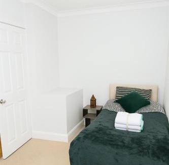 Birmingham House | Entire luxury house Free Parking accommodations for contractors and long stays