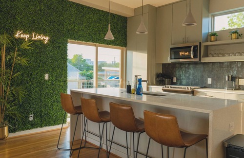 Cedars House | Entire Luxury Townhome w/Pooltable & Skyline view