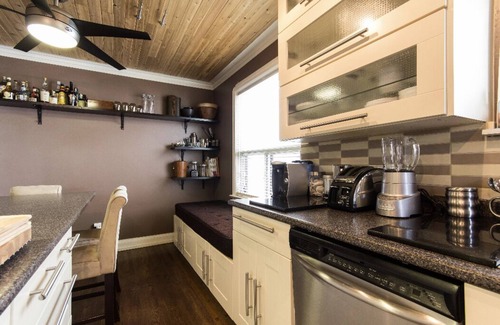 Sunnylea House | Entire Main Floor (100% Private Space) of Bungalow in the Kingswayn