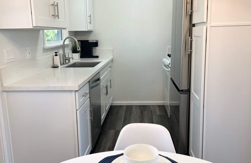 La Crescenta-Montrose House | Entire mid-century modern 1/1 house with garage
