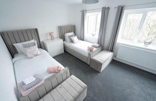 Worksop House | Entire Modern Home with Private Parking for 6/8 Persons