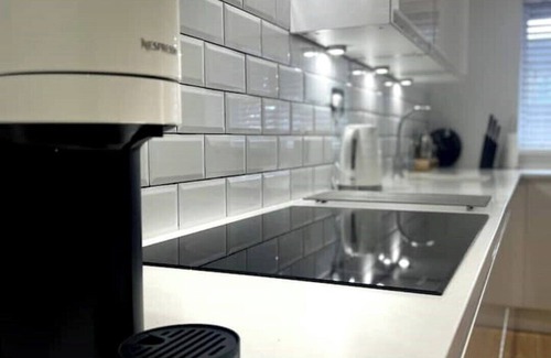 Tamworth House | Entire Modern House in Tamworth | 2 Double Beds + Parking