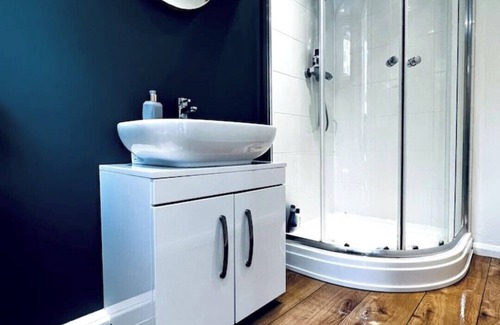 Tamworth House | Entire Modern House in Tamworth | 2 Double Beds + Parking