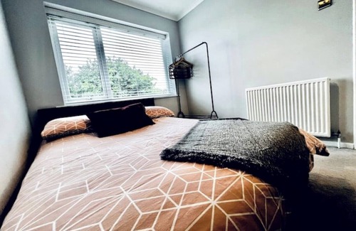 Tamworth House | Entire Modern House in Tamworth | 2 Double Beds + Parking