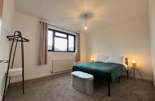 Southampton House | Entire Newly Renovated house -Southampton City - Private Driveway Parking - 4 Bedrooms 5 Beds Sleeps 7 - Great for Friends, Families & Contractors
