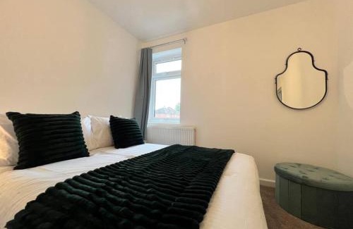 Southampton House | Entire Newly Renovated house -Southampton City - Private Driveway Parking - 4 Bedrooms 5 Beds Sleeps 7 - Great for Friends, Families & Contractors