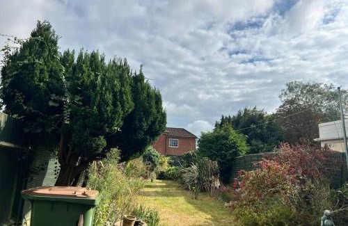 Southampton House | Entire Newly Renovated house -Southampton City - Private Driveway Parking - 4 Bedrooms 5 Beds Sleeps 7 - Great for Friends, Families & Contractors