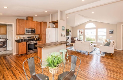 Montara House | Entire Ocean View Home – Walk to the Beach, Trails, Restaurants & More
