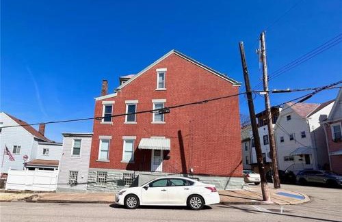 Lawrenceville House | ENTIRE Pittsburgh Home Close To Events - Kid Friendly - Designated Dog & Cat Areas - Private Patio - Free Parking - Fireplace