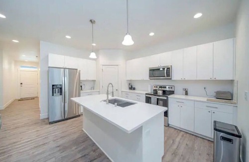 West Richland House | Entire place near wineries, BMX, sports & shopping