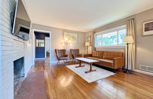 Arlington House | Entire Private 3 Bedrooms 1 Bathroom Single House with Fenced Garden