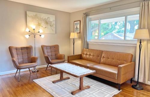 Arlington House | Entire Private 3 Bedrooms 1 Bathroom Single House with Fenced Garden
