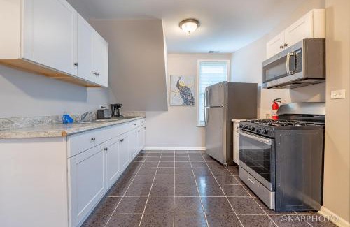 Canaryville Apartment | Entire Private Apartment, Near Downtown - Free Parking