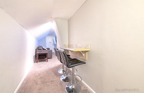 Canaryville Apartment | Entire Private Apartment, Near Downtown - Free Parking