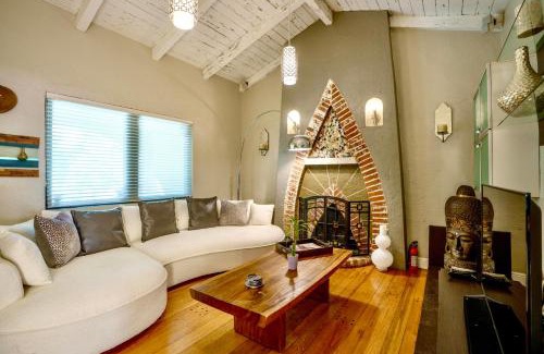 Seybold House | Entire private Beautiful 2 Bedroom plus Den House with gated front&back yard and Free parking 10min drive to Miami Beach