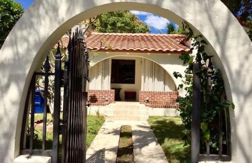 Seybold House | Entire private Beautiful 2 Bedroom plus Den House with gated front&back yard and Free parking 10min drive to Miami Beach
