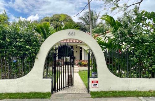 Seybold House | Entire private Beautiful 2 Bedroom plus Den House with gated front&back yard and Free parking 10min drive to Miami Beach