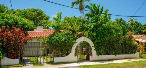 Seybold House | Entire private Beautiful 2 Bedroom plus Den House with gated front&back yard and Free parking 10min drive to Miami Beach