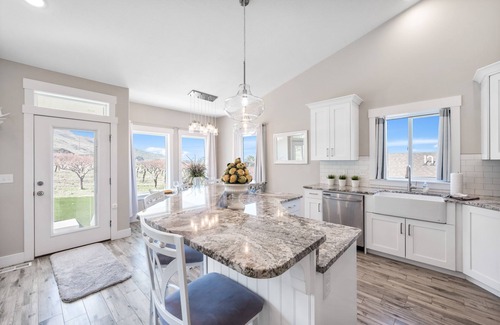 Perry House | ❤️ Entire Private Home - Hot tub - Garage - Gas Fireplaces - Air Hocky Table