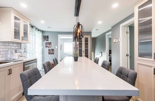 Longueuil House | Entire Renovated 4Brs House, Near DT, Free parking