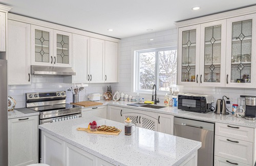 Chambly House | Entire Renovated 5BDR House in Chambly, ALL NEW! Swimming pool