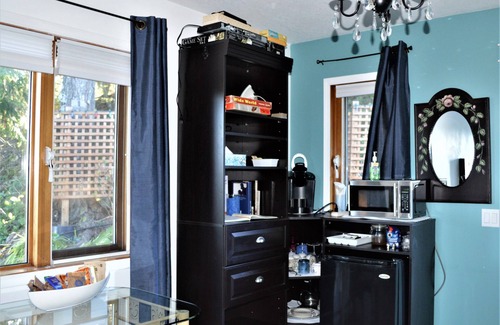 Salt Spring Island House | Entire room. Ocean, mountain view. Hot tub. Next to the Mount Maxwell park.