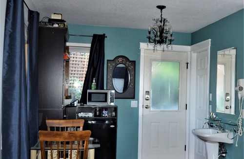 Salt Spring Island House | Entire room. Ocean, mountain view. Hot tub. Next to the Mount Maxwell park.
