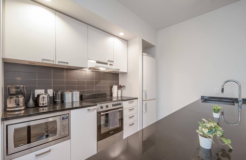 Downtown Eastside Apartment | Entire Space of Modern Apartment Downtown Vancouver Neighbourhood