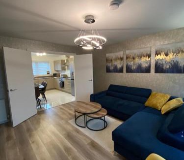 East End Apartment | Entire Spacious 3-Bed Family Home, City Centre, Free Parking, Garden