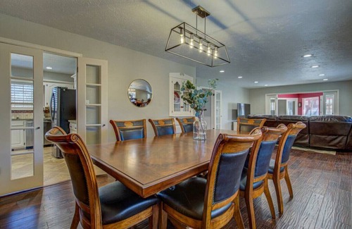 Norman House | Entire Spacious, Cozy home with backyard retreat