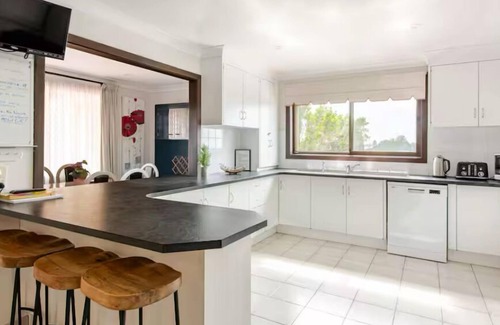 Lake Heights House | Entire spectacular lake and ocean view holiday house