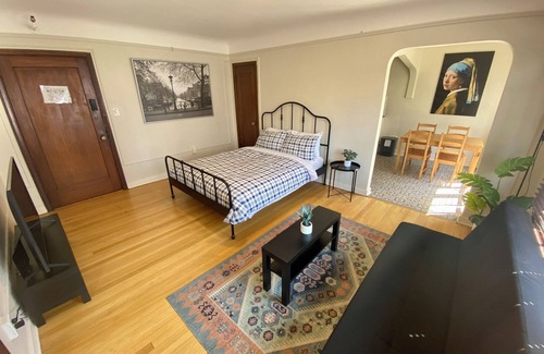 Lower Queen Anne Apartment | Entire Studio Apartment - Climate Pledge Arena & Space Needle