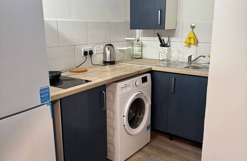 Purley Apartment | Entire Studio with 3 beds -20 mins from London Bridge and London Gatwick Airport