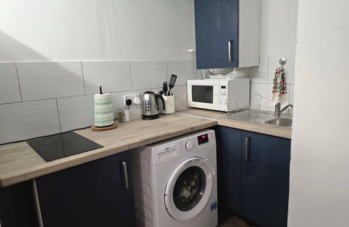 Purley Apartment | Entire Studio with 3 beds -20 mins from London Bridge and London Gatwick Airport