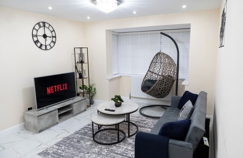 Sutton Coldfield House | Entire Stylish House-Games Room-6 Guests Capacity-Netflix