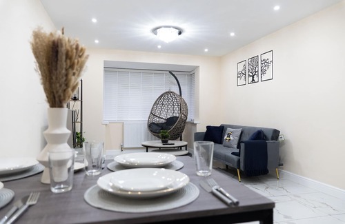 Sutton Coldfield House | Entire Stylish House-Games Room-6 Guests Capacity-Netflix